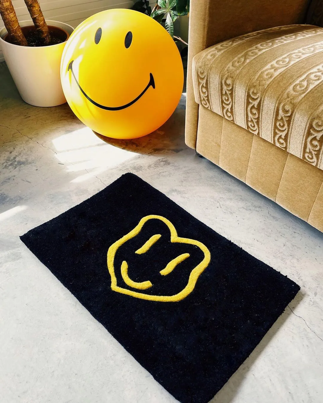 Acid Love 'Smiley' Hand Tufted Rug