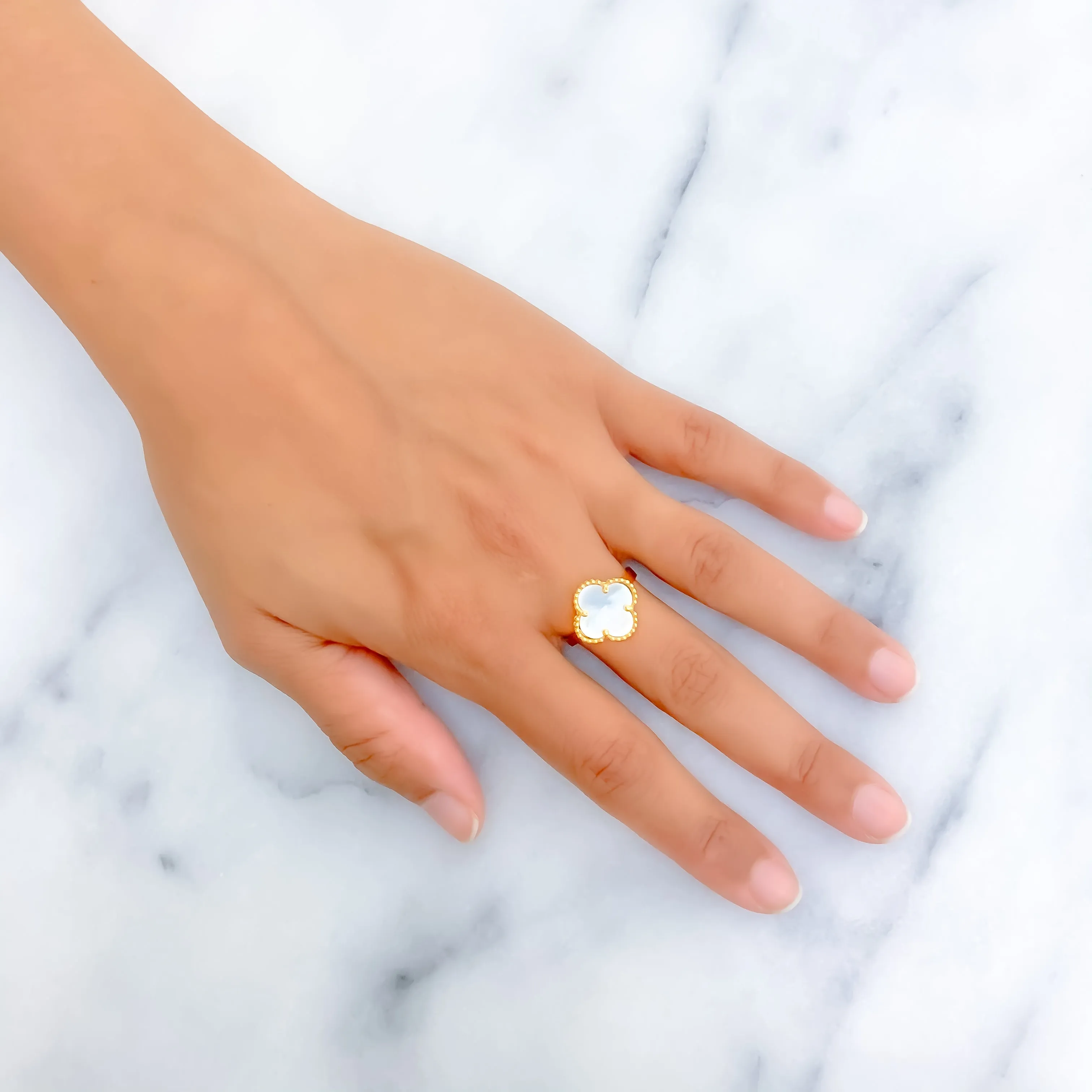 Attractive Mother Of Pearl 21K Gold Ring